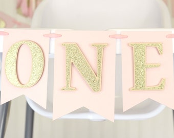 Banner de silla alta de cumpleaños en rosa ruborizado y dorado