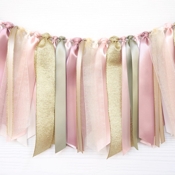 Blush, ivoor, salie en gouden lintslinger | Baby reekleurig babyshower