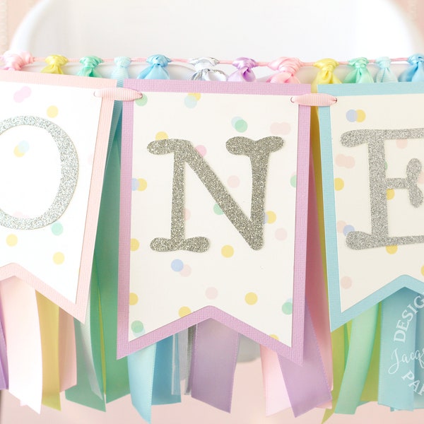 Pastelkleurige regenboogbanner kinderstoel: feestdecoratie eenhoornijs