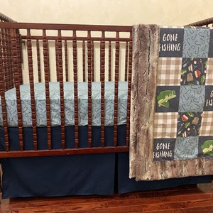 Linge de lit pour lit de bébé Gone Fishing : couverture en coton/minky, drap de lit et jupe
