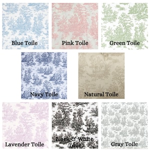 Op de afbeelding: Een verzameling toile-stofstalen in verschillende kleuren, waaronder blauw, roze, groen, marine, naturel, lavendel, zwart-wit en grijs. Elk staal heeft een klassiek toile-patroon op een witte achtergrond.