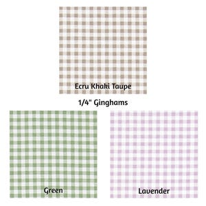Pu&ograve; includere: Tre campioni di tessuto a motivo gingham. Il campione superiore &egrave; ecru kaki taupe, quello in basso a sinistra &egrave; verde e quello in basso a destra &egrave; lavanda. Il testo "1/4" Gingham" &egrave; sopra i campioni.