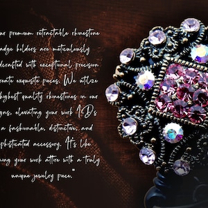 Pu&ograve; includere: Primo piano di un portabadge retrattile con un designo decorativo che presenta un quadrato di strass rosa circondato da strass trasparenti. Il portabadge &egrave; in metallo con una finitura scura. Il testo "Our premium retractable rhinestone badge holders are meticulously handcrafted with exceptional precision to create exquisite pieces. We utilize the highest quality rhinestones in our designs, elevating your work IDs to a fashionable, distinctive, and sophisticated accessory. It's like adorning your work attire with a truly unique jewelry piece." &egrave; visibile sullo sfondo.