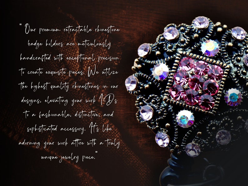 Pu&ograve; includere: Primo piano di un portabadge retrattile con un designo decorativo che presenta un quadrato di strass rosa circondato da strass trasparenti. Il portabadge &egrave; in metallo con una finitura scura. Il testo "Our premium retractable rhinestone badge holders are meticulously handcrafted with exceptional precision to create exquisite pieces. We utilize the highest quality rhinestones in our designs, elevating your work IDs to a fashionable, distinctive, and sophisticated accessory. It's like adorning your work attire with a truly unique jewelry piece." &egrave; visibile sullo sfondo.