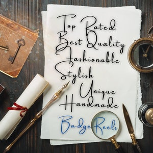 Pu&ograve; includere: Un foglio di carta bianco con le parole "Top Rated", "Best Quality", "Fashionable", "Stylish", "Unique", "Handmade" e "Badge Reels" scritte in corsivo nero. Il foglio &egrave; circondato da vari oggetti, tra cui una bussola, una lente d'ingrandimento, una penna stilografica, un rotolo di pergamena e un libro vintage.