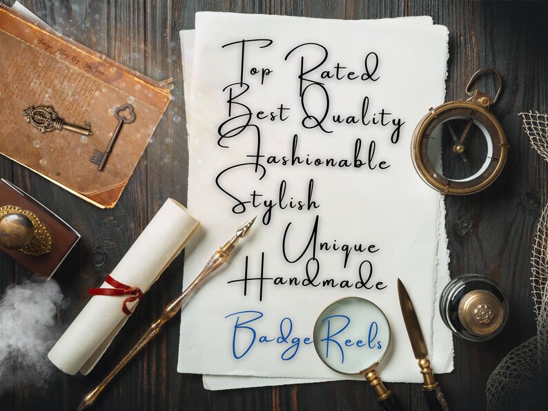 Pu&ograve; includere: Un foglio di carta bianco con le parole "Top Rated", "Best Quality", "Fashionable", "Stylish", "Unique", "Handmade" e "Badge Reels" scritte in corsivo nero. Il foglio &egrave; circondato da vari oggetti, tra cui una bussola, una lente d'ingrandimento, una penna stilografica, un rotolo di pergamena e un libro vintage.