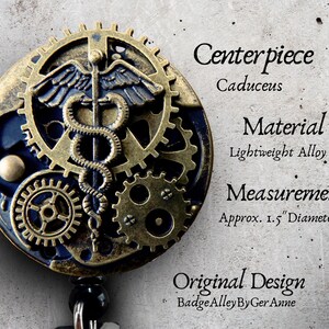 Puede incluir: Un carrete de insignia redondo de estilo steampunk con un s&iacute;mbolo m&eacute;dico de caduceo. El dise&ntilde;o presenta engranajes de color bronce y un fondo azul. El texto en la imagen dice "Centerpiece Caduceus" y "Aprox. 3,8 cm de di&aacute;metro".