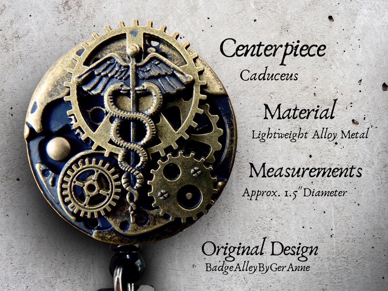 Puede incluir: Un carrete de insignia redondo de estilo steampunk con un s&iacute;mbolo m&eacute;dico de caduceo. El dise&ntilde;o presenta engranajes de color bronce y un fondo azul. El texto en la imagen dice "Centerpiece Caduceus" y "Aprox. 3,8 cm de di&aacute;metro".