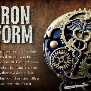Puede incluir: La imagen presenta el texto "IRON FORM" sobre un dise&ntilde;o steampunk. El dise&ntilde;o incluye engranajes en capas, un motivo de caduceo y texturas industriales. La est&eacute;tica general es una mezcla de elementos vintage e industriales.