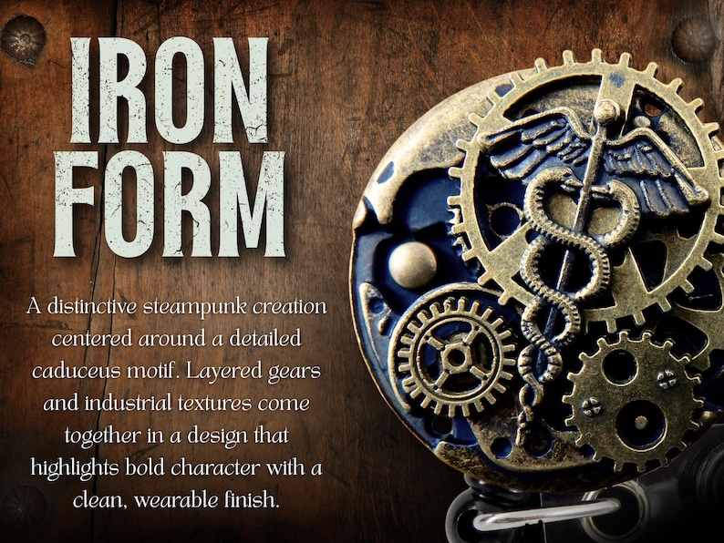 Puede incluir: La imagen presenta el texto "IRON FORM" sobre un dise&ntilde;o steampunk. El dise&ntilde;o incluye engranajes en capas, un motivo de caduceo y texturas industriales. La est&eacute;tica general es una mezcla de elementos vintage e industriales.