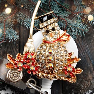 Porta credencial de invierno: porta credencial retráctil con diseño de muñeco de nieve y diamantes de imitación para enfermeras o personal de oficina.