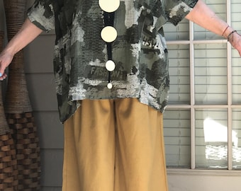 Lagenlook Boho Artsy Oversized Line Gauze Army Green Graphic Print Tunic with Necklace