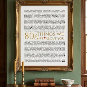 K&ouml;nnte beinhalten: Ein gerahmter Kunstdruck mit dem Titel 80 THINGS WE LOVE ABOUT YOU, mit schwarzem Text auf wei&szlig;em Hintergrund und einem kleinen roten Herzen. Der verzierte goldene Rahmen umgibt die Liste der Gr&uuml;nde, die pers&ouml;nliche Nachrichten enth&auml;lt.