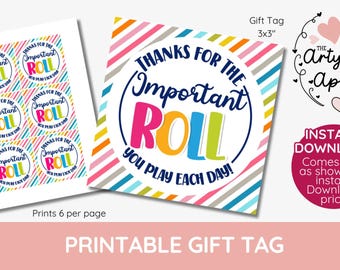 Op de afbeelding: Een printbaar cadeau-label met een kleurrijke diagonaal gestreepte rand en de tekst "THANKS FOR THE Important ROLL YOU PLAY EACH DAY!" in een cirkelvormig ontwerp. Het vel toont zes labels per pagina, elk met een afmeting van 7,62x7,62 cm.