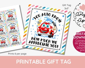 Puede incluir: Una etiqueta de regalo imprimible con un coche rojo de dibujos animados lavándose con una manguera y una esponja. El texto dice YOU AUTO KNOW HOW MUCH WE APPRECIATE YOU. El diseño incluye un borde a rayas de colores y mide 7,62x7,62 cm.