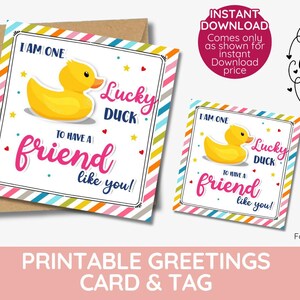 Puede incluir: Tarjeta de felicitación imprimible y etiqueta de regalo con un pato de goma amarillo con el texto "Soy un pato con suerte de tener un amigo como tú!" La tarjeta tiene un fondo a rayas de colores. La etiqueta mide 3x3 pulgadas.