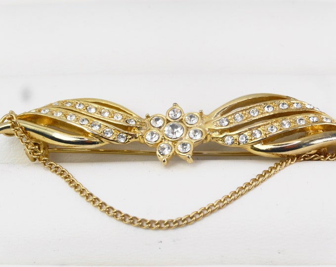 A beautiful wing and daisy brooch - the perfect gift