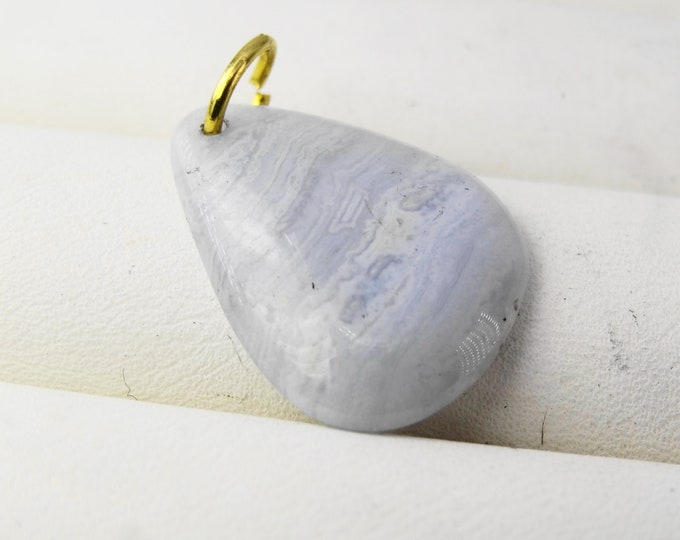 A lovely vintage lace agate freeform pendant
