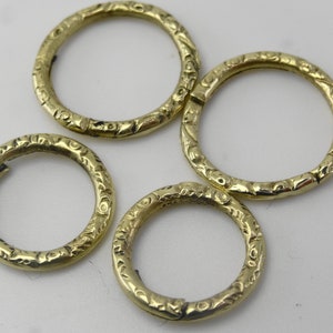 Porta-dijes de anillos partidos en alto relieve grabados en oro