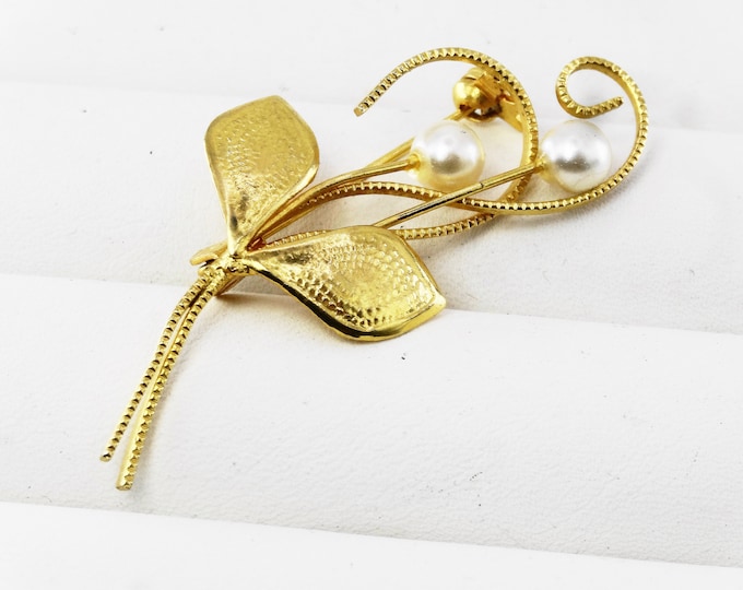 A pretty pretty flower brooch
