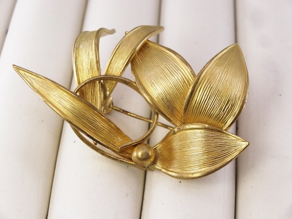 Vintage Art Nouveau Gold Tone Flower Brooch