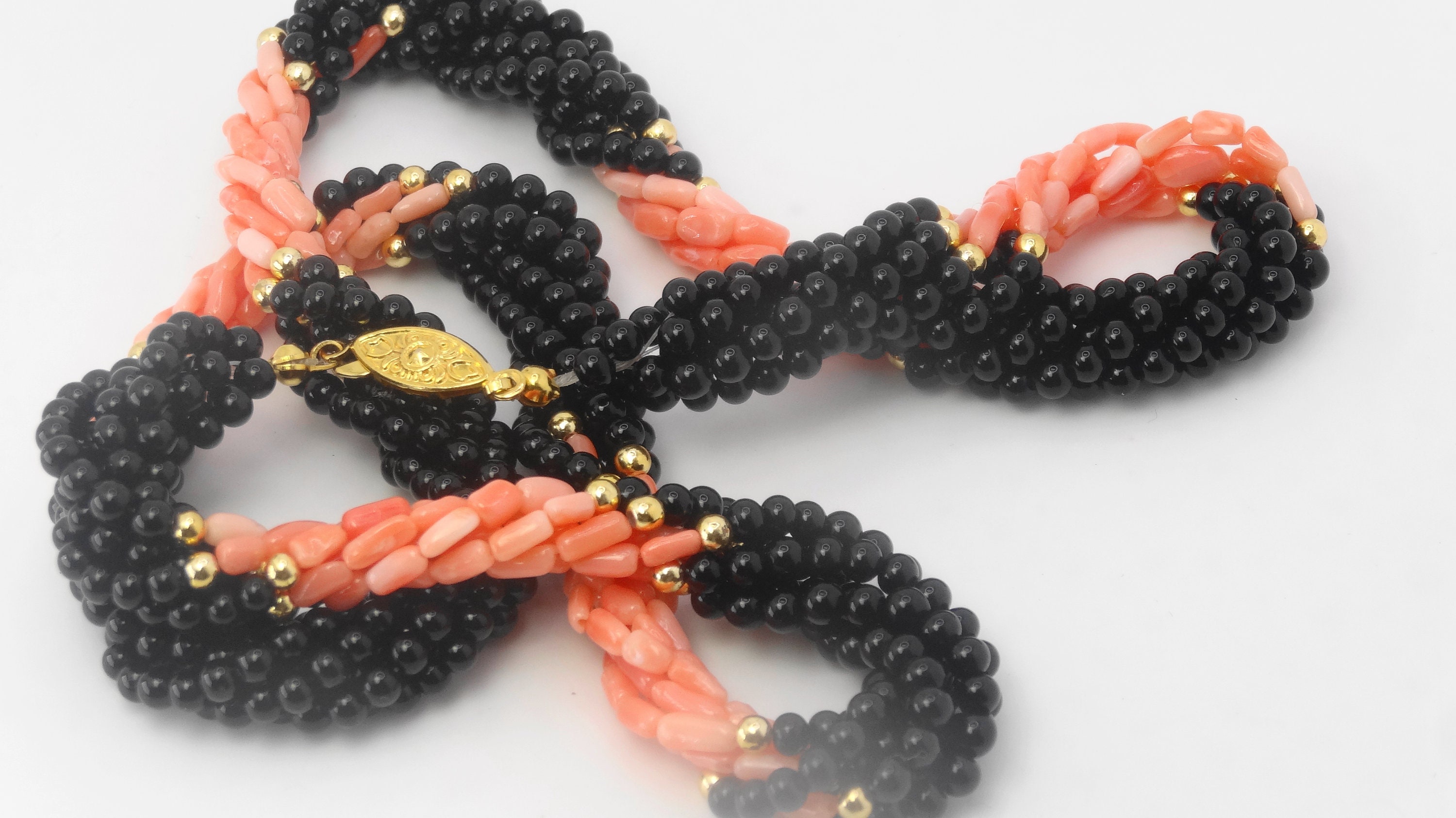 エンジェルスキンコーラル＆オニキスツイストストランドネックレス·ゴールドフィルド エンジェルスキン コーラル＆オニキス ツイストストランドネックレス