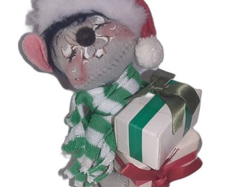 Annalee Doll 7" Christmas Mouse w/Gifts 1989 Santa Hat