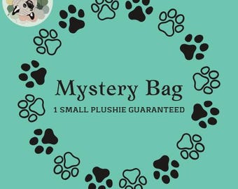 Puede incluir: Fondo turquesa con un círculo de huellas de patas negras. Las palabras "Mystery Bag" están centradas, con "1 SMALL PLUSHIE GUARANTEED" debajo. Un logotipo circular con un pug está en la esquina superior izquierda.