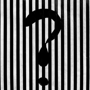 Könnte beinhalten: Ein schwarzes Fragezeichen ist vor einem Hintergrund aus abwechselnd schwarzen und weißen vertikalen Streifen silhouettiert.