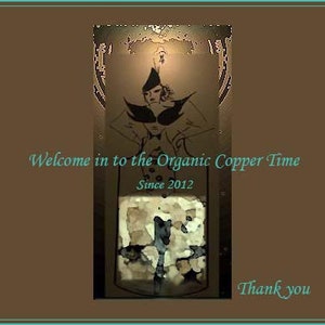 K&ouml;nnte beinhalten: Ein Vintage-Bild einer Frau mit Hut und langem Mantel. Das Bild ist in einem Rahmen mit dem Text "Welcome in to the Organic Copper Time Since 2012" und "Thank you" unten.