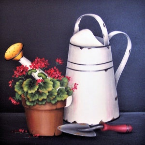 Op de afbeelding: Een stilleven schilderij met tuingereedschap en een potplant. Een witte gieter met een gele tuit staat naast een bruine terracotta pot gevuld met rode bloemen en groene bladeren. Een kleine troffel met een rode handgreep ligt in de buurt.