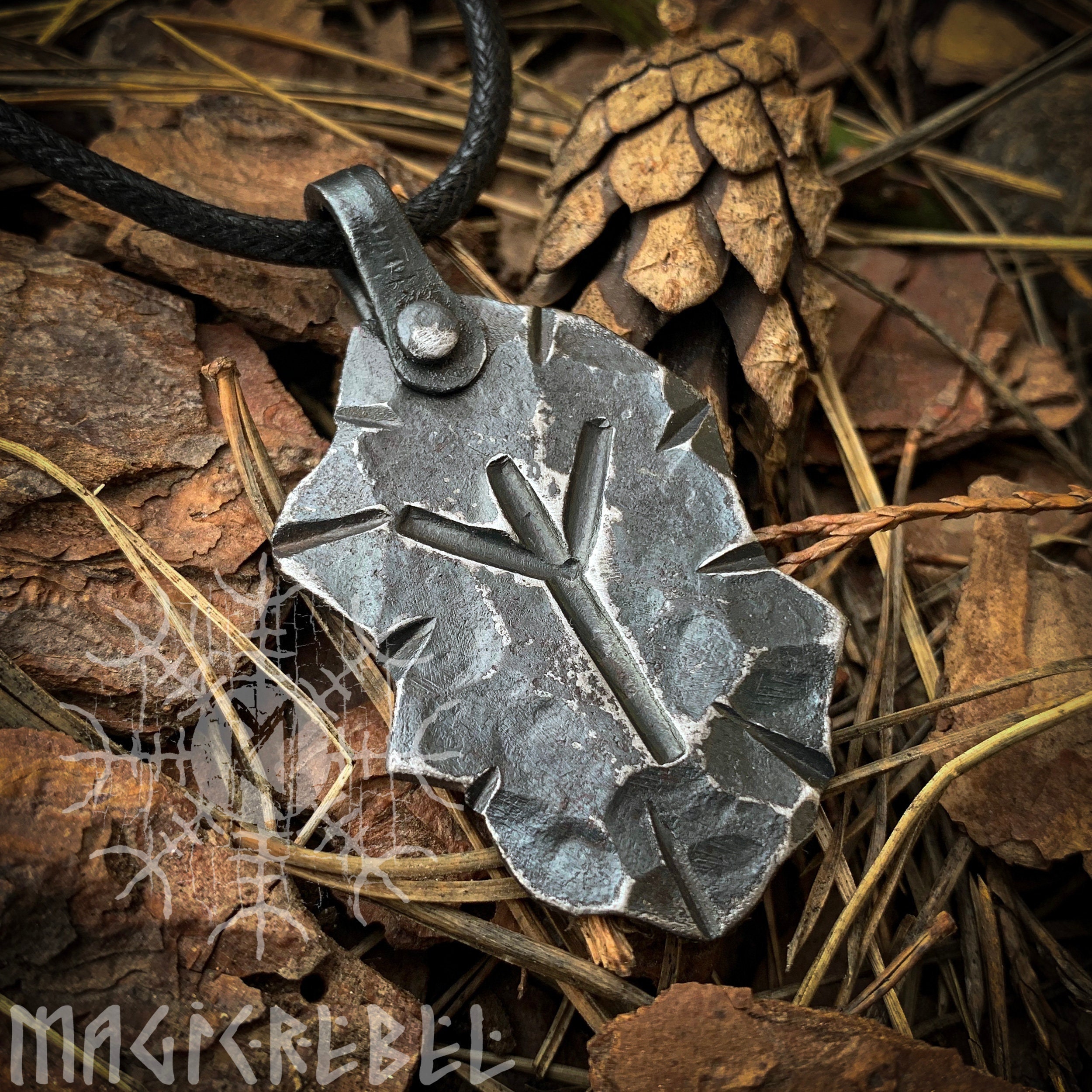 アクセサリー runa Forged Iron Algiz Elhaz Yr Rune Viking Amulet Runic Nordic Pendant