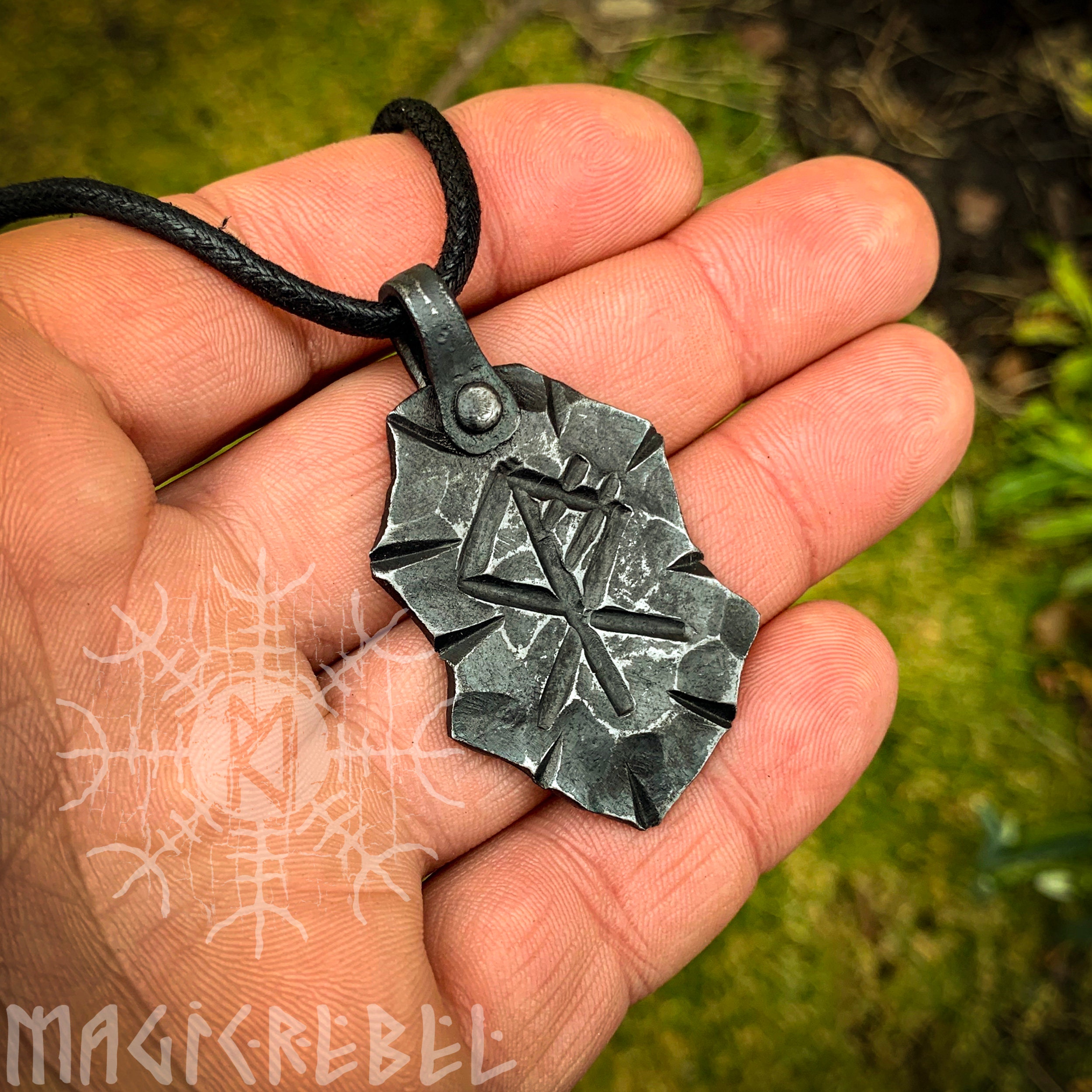 Collana Con Runa Vichinga, Ciondolo Intagliato A Forma Di Testa Di Lupo 1305757
