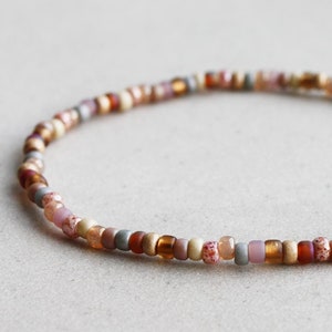 Armband Beige, Braun, Grau & Lila - Herbst Accessoires - Feines Perlenarmband - 3mm Perlen - Dehnbar