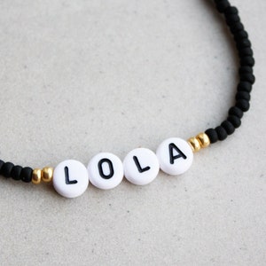 Bracciale con nome personalizzato, braccialetti con perline nere, regali di amicizia, gioielli personalizzati, perline iniziali