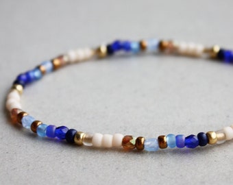 Bransoletka w kolorze beżowym, niebieskim, brązowym i złotym – bransoletki koralikowe w stylu boho