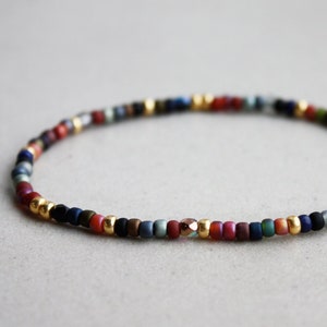 Boho Perlenarmband | Dunkle Farben Armband mit Gold Akzenten | Handgemachtes Stretch Armband | 3mm Seed Beads Schmuck