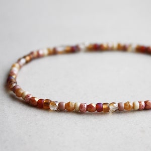 Armband Beige, Braun & Gold - Herbst Accessoires - Feines Perlenarmband - 3mm Perlen - Dehnbar