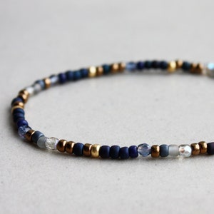 Pulsera de cuentas azul marino y gris, pulsera de cuentas de vidrio de 3 mm, pulsera apilable, pulsera de cuentas de bronce dorado, pulsera elástica minimalista moderna