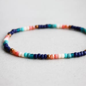 Pulsera de cuentas azul marino con rosa, turquesa y beige – Pulsera apilable bohemia colorida – Joyería de verano para la muñeca – Pulsera minimalista de cuentas