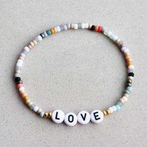 Pulsera con nombre personalizada - Pulseras con cuentas - Inicial - Letra - Joyas personalizadas - Regalos de amistad - AMOR
