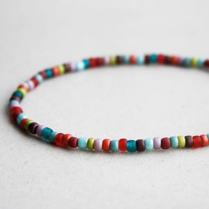 Perlenarmband 3mm • Elastisch • Rot, Braun, Orange, Lila, Grün & Teal Mix • Farbliches Stapelarmband