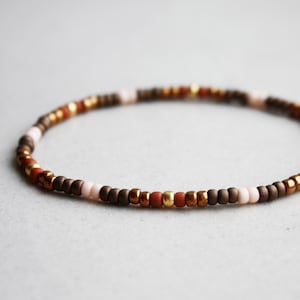 Herbst Perlenarmband - 3 mm Perlen, Braun, Bronze, Blush & Gold - Elastisches Boho Armband