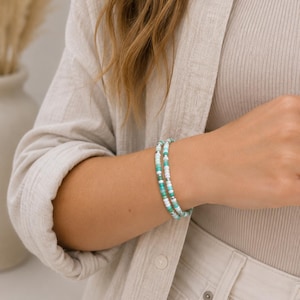Perlenarmband Set Grün Weiß Silber, Stapelarmbänder Set, Elastische Armbänder, Minimalistischer Schmuck, Geschenk für Sie, 2 Perlenarmbänder