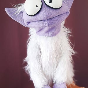 Marioneta profesional, monstruo de vellón blanco y lila con opciones personalizadas.