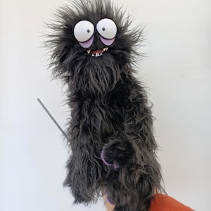 Personalisierte Handpuppe, schwarzes Monster mit Holzstab, Samtstoff