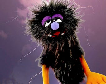 Monstruo de marioneta de mano, tela de piel sintética con varillas de madera.