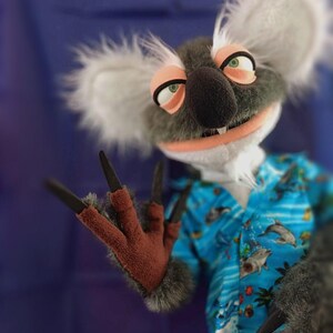 Marioneta de koala gris con dedos articulados, suave pelaje y tela polar.