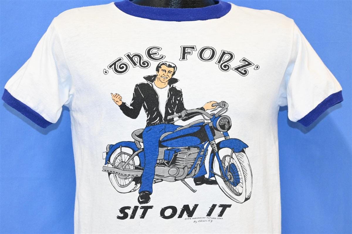 1976 happy days fonzie Tシャツ AAAAAY 青 Happy Days The Fonz 1976 Vintage Ringer T-shirt (M) – Route