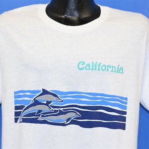 Maglietta souvenir da spiaggia con delfini della California degli anni &#39;90 che surfano sulle onde dell&#39;oceano, taglia media
